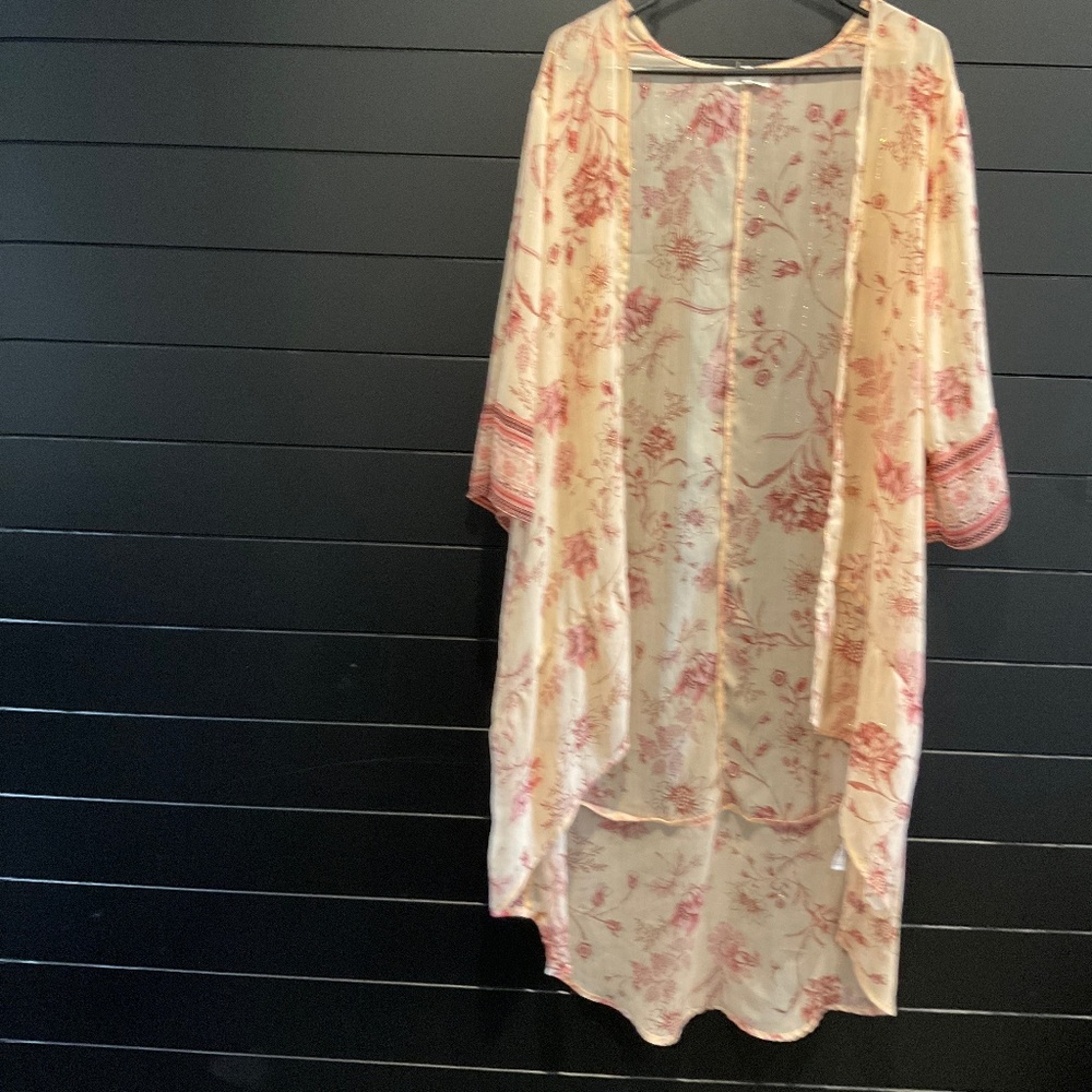 Kimono by Maurice’s. Ivory, pink and burgundy size medium